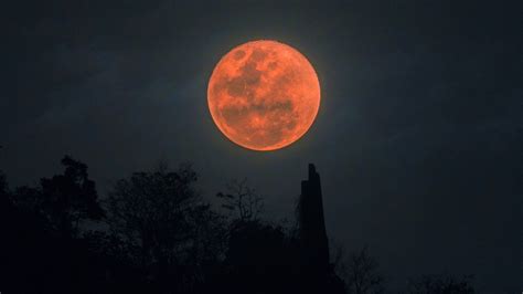 The connection between the blood moon and the goddess in Wiccan spirituality